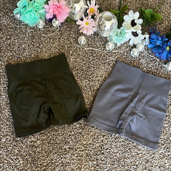 Green and Gray High-Waisted Shorts Set - Picture 3 of 10